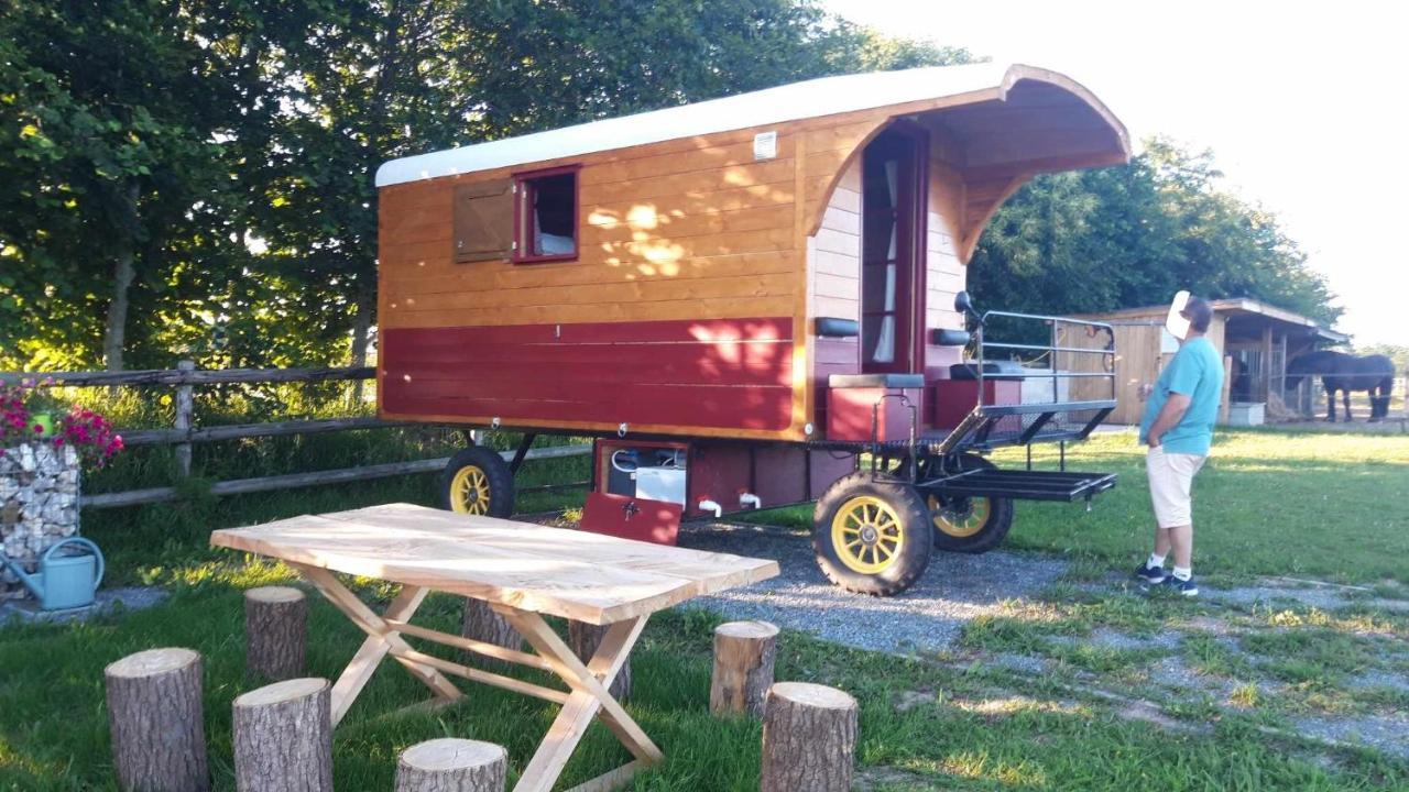 Veritable Roulotte Hippomobile "La Bailleul" Mentheville Extérieur photo